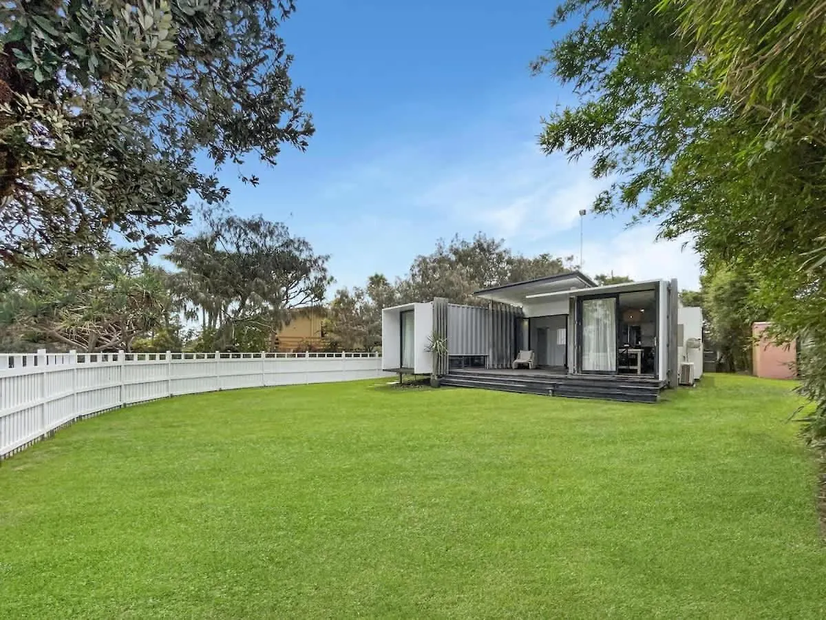 別荘 Funky Beachfront House Opposite Kawana Surf Club Buddina オーストラリア