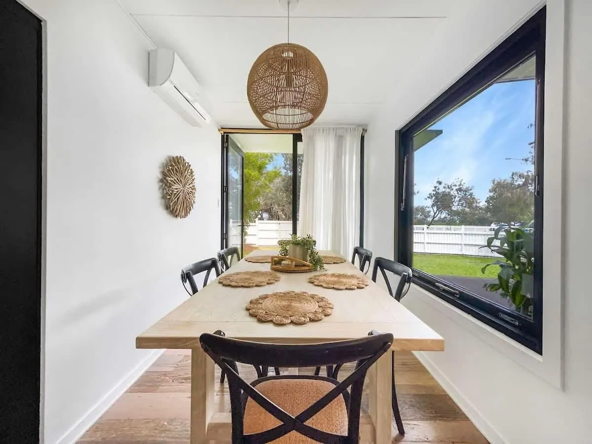 Funky Beachfront House Opposite Kawana Surf Club Buddina