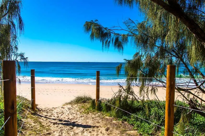 Funky Beachfront House Opposite Kawana Surf Club Buddina